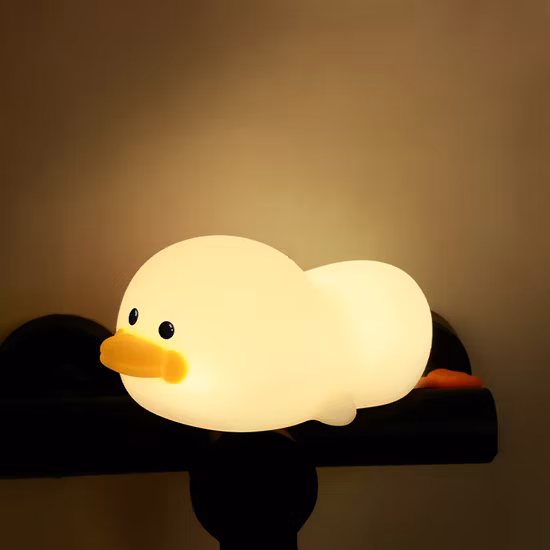 Linda luz nocturna de pato con comida